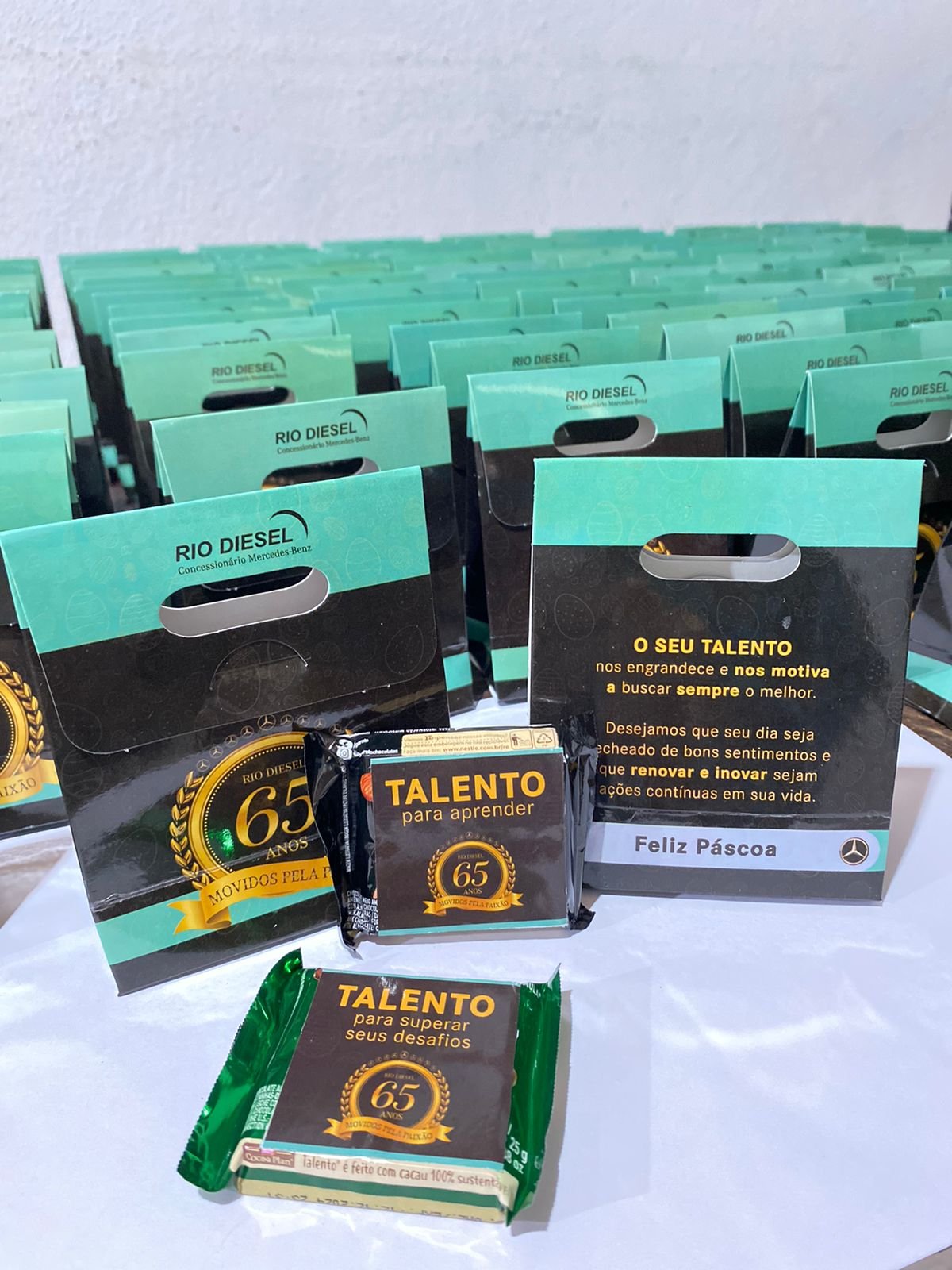 Mini sacola personalizada com 2 chocolates